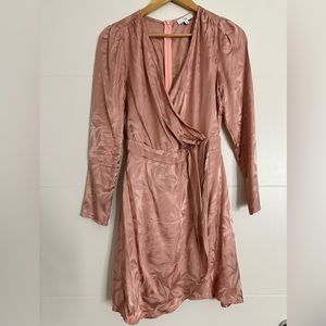 Satin finish with matte leaf pattern